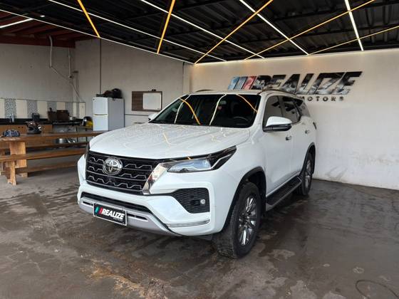 TOYOTA HILUX SW4 2.8 D-4D TURBO DIESEL SRX 4X4 AUTOMÁTICO